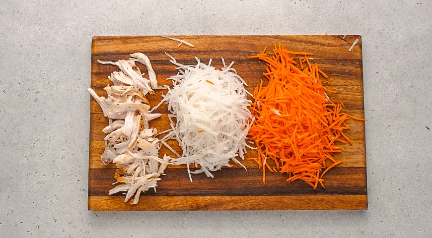 Рулетики из пекинской капустой с курицей и арахисовым соусом