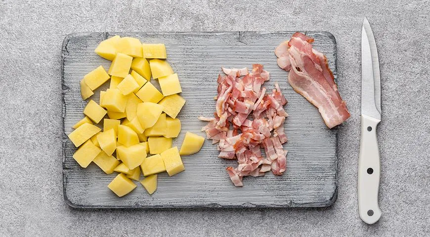 Картошку нужно нарезать по-разному – в зависимости от того, какое мясо вы выбрали. Но только не соломкой!