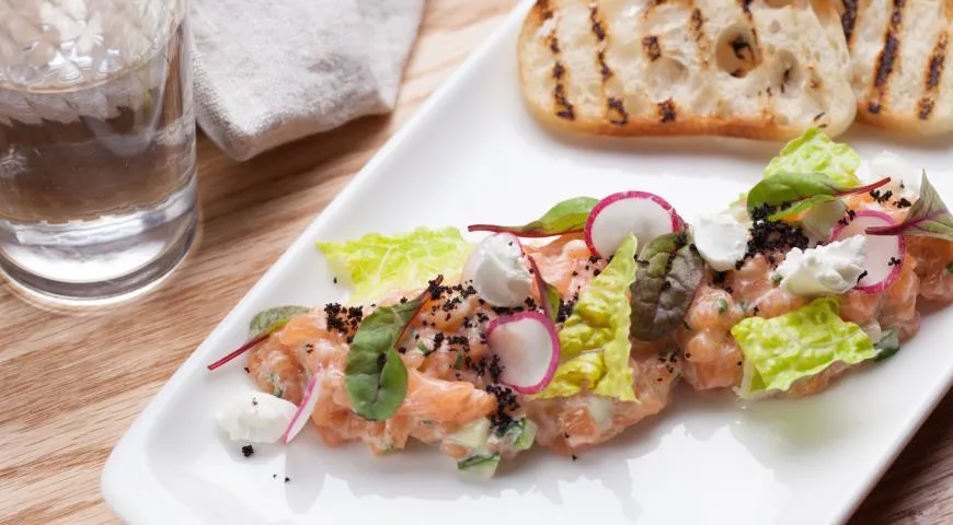 Тартар из семги с огурцом и маскарпоне