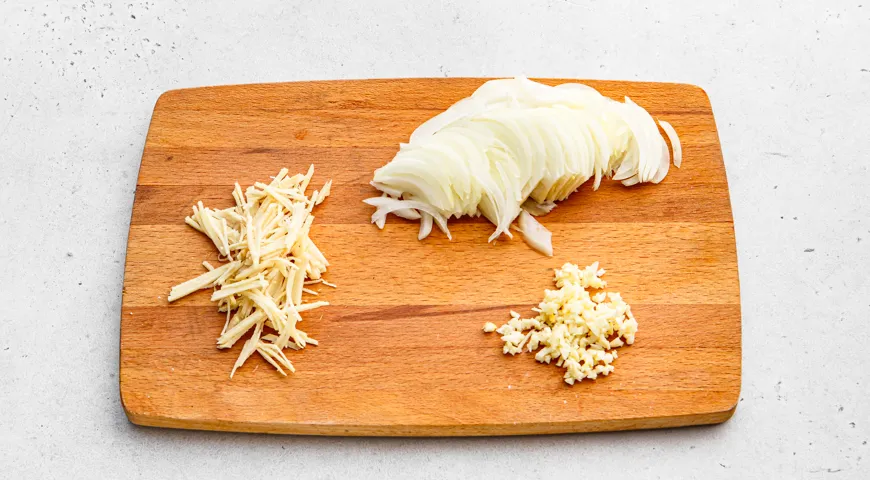 Куриные желудки в соевом соусе на сковороде