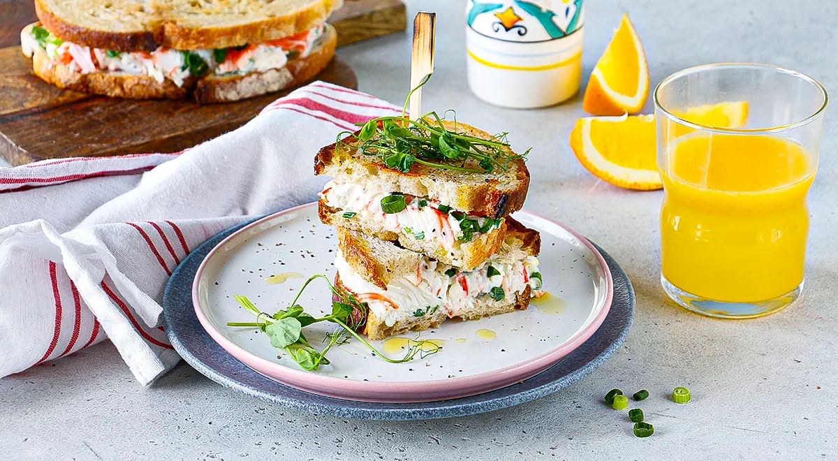 Запеченные тосты с крабовыми палочками и сыром