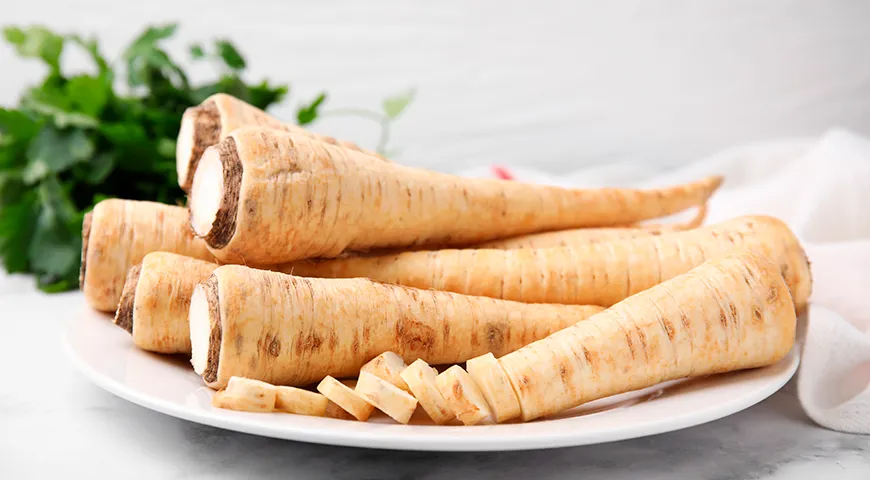 У свежего корня петрушки запах чистый, пряный, с травяными нотками и легкой перчинкой