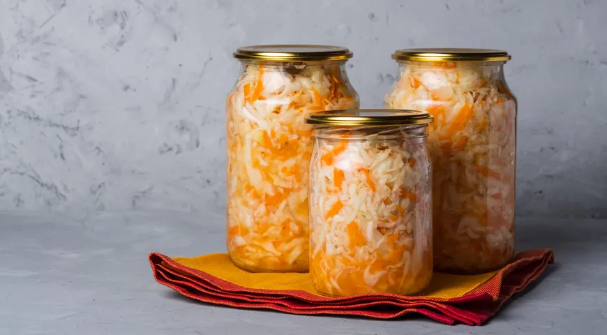 Даже в стерилизованных и закатанных банках капусту лучше хранить в холодном месте 