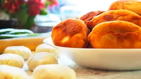 Жареные пирожки с рисом и яйцом