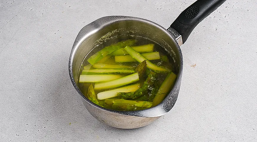 Рулетики из прошутто с козьим сыром и спаржей