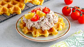 Чафли с тунцом, красным луком и сельдереем