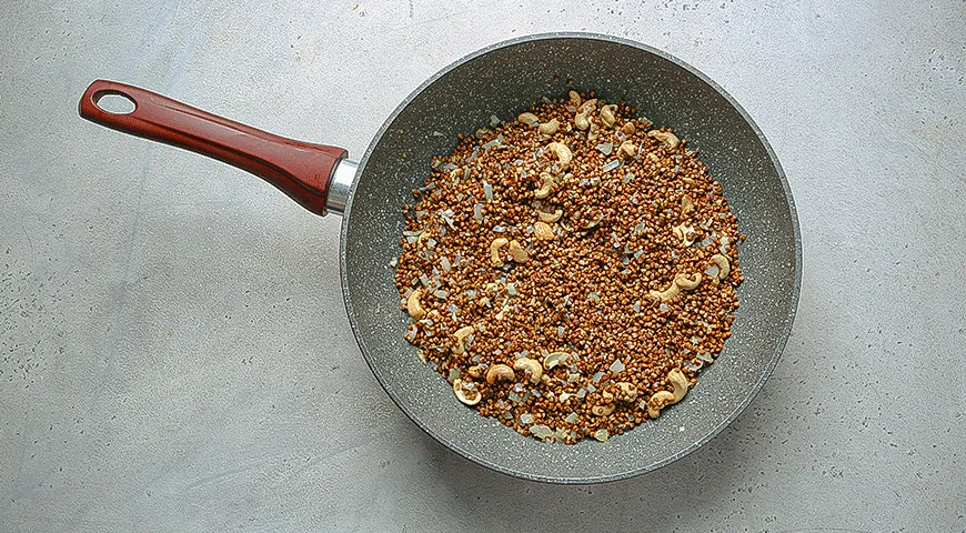 Кокосовое карри с гречкой и кешью