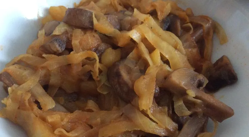 Рецепт тушеной капусты с грибами и картофелем