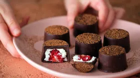 Шоколадные конфеты из замороженных ягод или фруктов