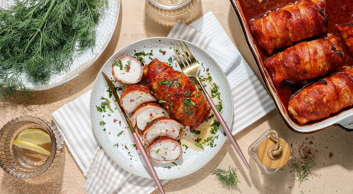 Куриные рулетики с беконом и копченым сыром, запеченные в томатно-соевом соусе