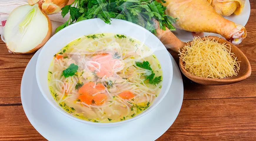 Вермишелевый суп — это классический суп на легкой, чаще куриной, основе, где главный ингредиент — вермишель