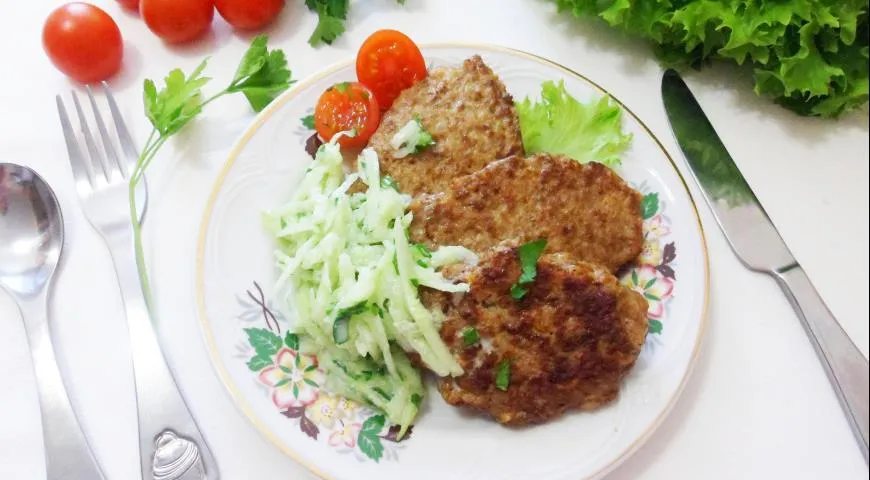 Печеночные оладьи с огуречным соусом, печеночные оладьи на тарелке