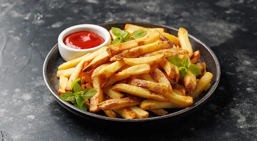 Картофель, нарезанный соломкой, жарится быстрее и дает более хрустящую корочку, чем крупные дольки