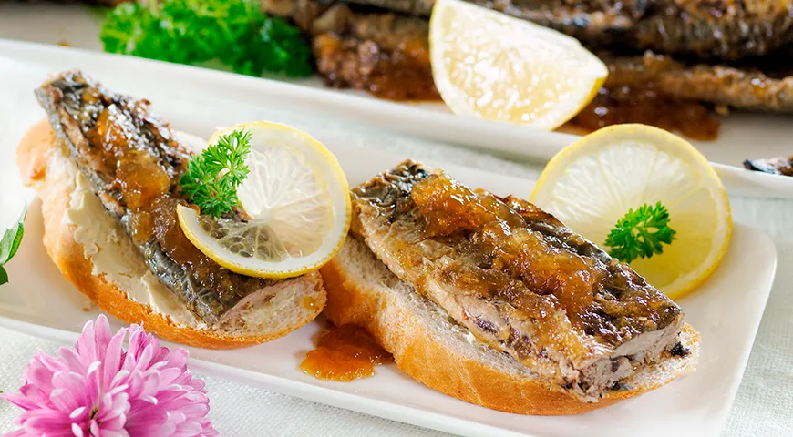 Канапе из жареной миноги на багете с лимоном