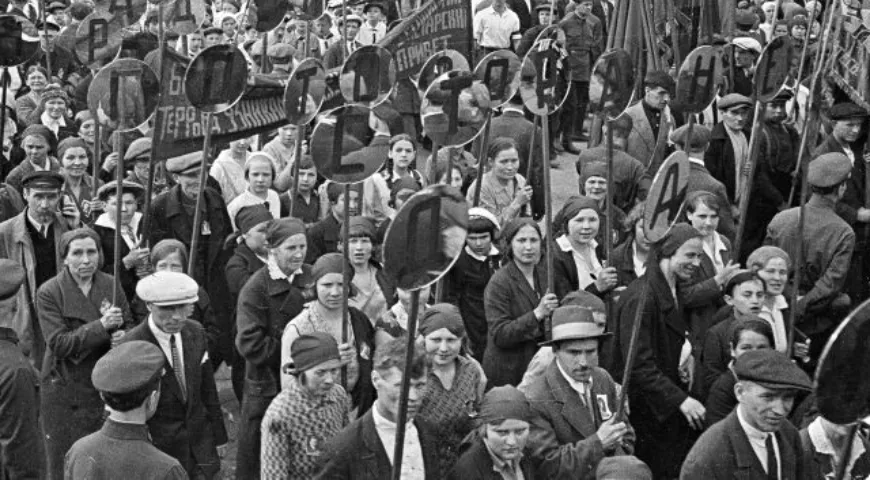Первомайская демонстрация на Красной площади. Москва,1 мая 1932 года. Фото Б.В. Игнатовича. Главархив Москвы