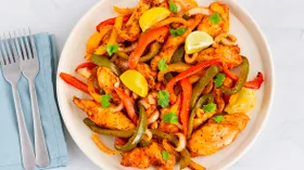 Теплый куриный салат со сладким перцем