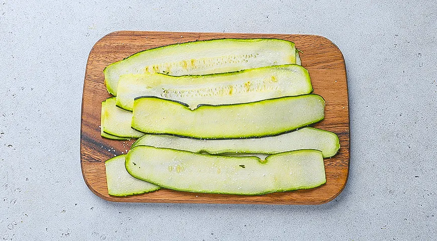 Кабачки (цукини), фаршированные рикоттой, в мясном соусе