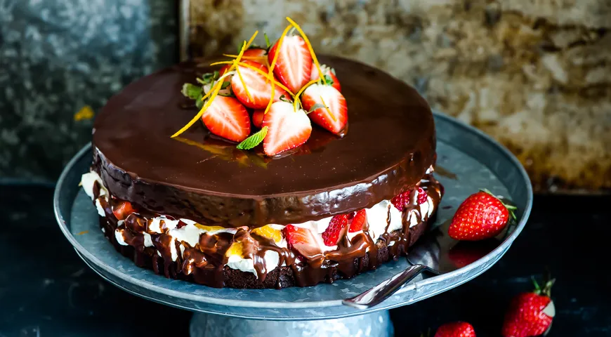 Торт с шоколадными подтеками с ягодами, с фруктами