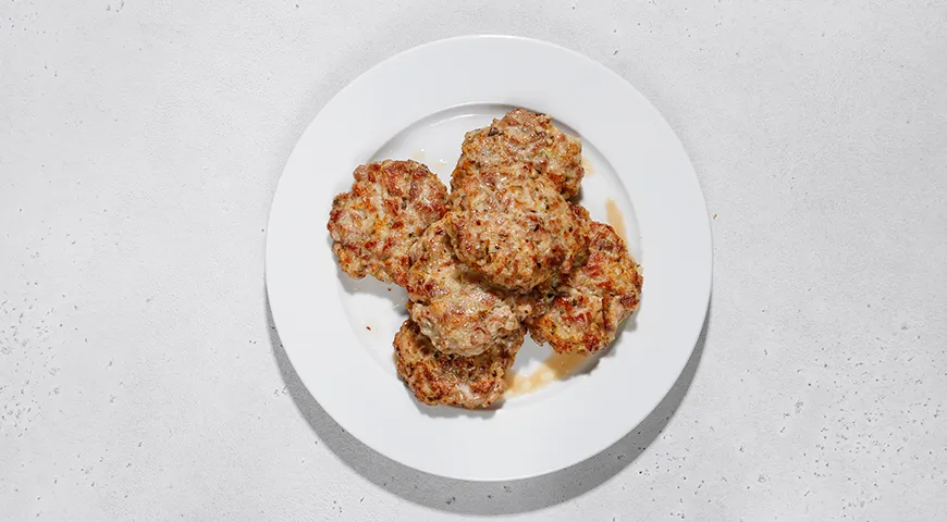 Рубленые котлеты из индейки на сковороде