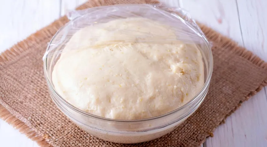 Разморозьте дрожжевое тесто в холодильнике, затем дайте ему полежать при комнатной температуре под пленкой около часа до увеличения объема