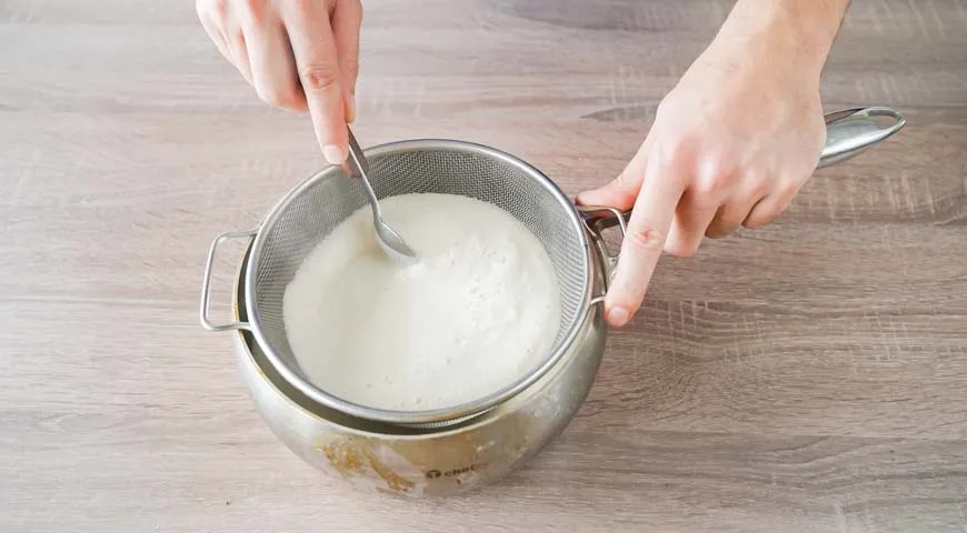 5. Взбейте крем-суп до однородности в блендере, процедите через сито