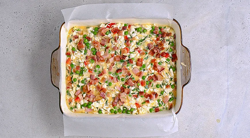 Яичные квадратики с овощами и беконом