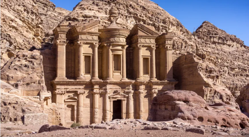 Сокровище Иордании – Петра («Розовый город»), знаменитый археологический объект, расположенный в пустыне.