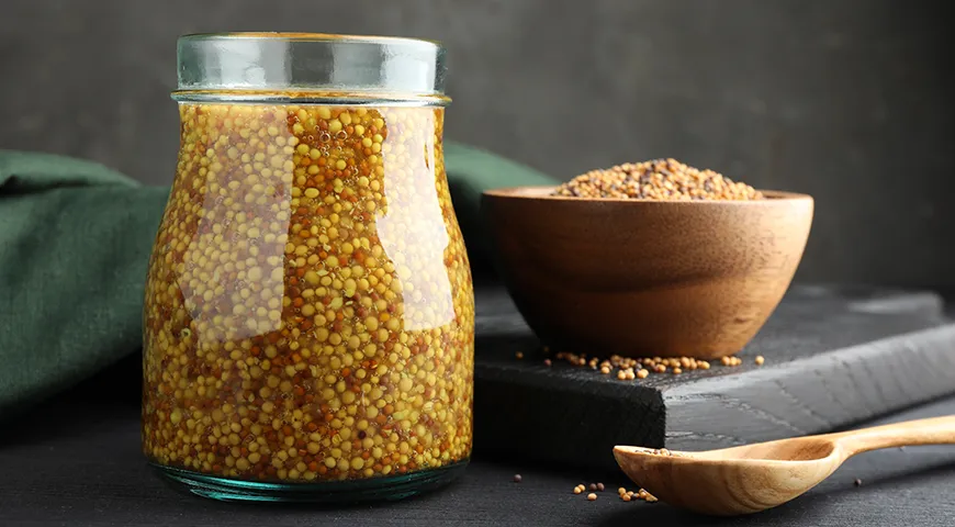 Свежая горчица пахнет ярко и пряно, чувствуются эфирные масла семян и легкая кислинка уксуса