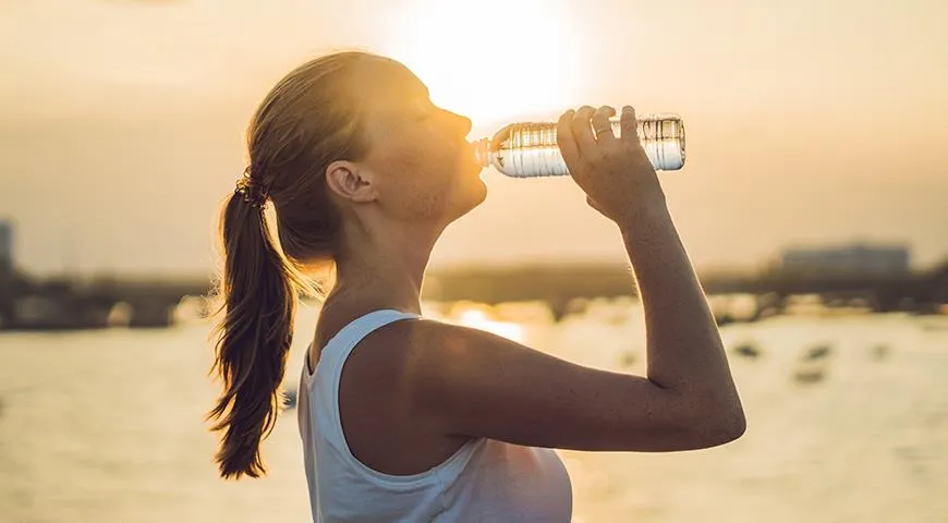 В жаркие дни пейте как можно больше простой воды – это лучшая косметика для вашего организма
