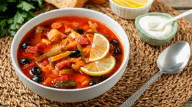 Сборная солянка — праздничное или будничное блюдо? Все зависит от бульона