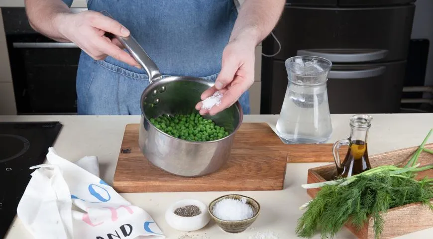 Консервированный горошек или замороженный - в салат оливье можно класть любой, это дело вкуса