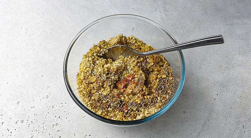 Запеченный баклажан с орехами и зеленым соусом