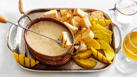 Фондю швейцарской кухни