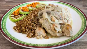 Курица с грибами, гречкой и овощами гриль