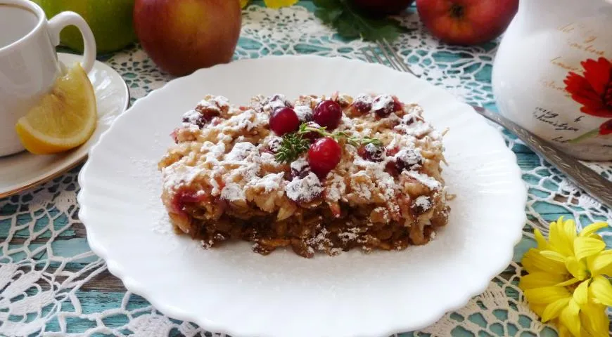 Пирог с яблоками и брусникой из дрожжевого теста - Лайфхакер