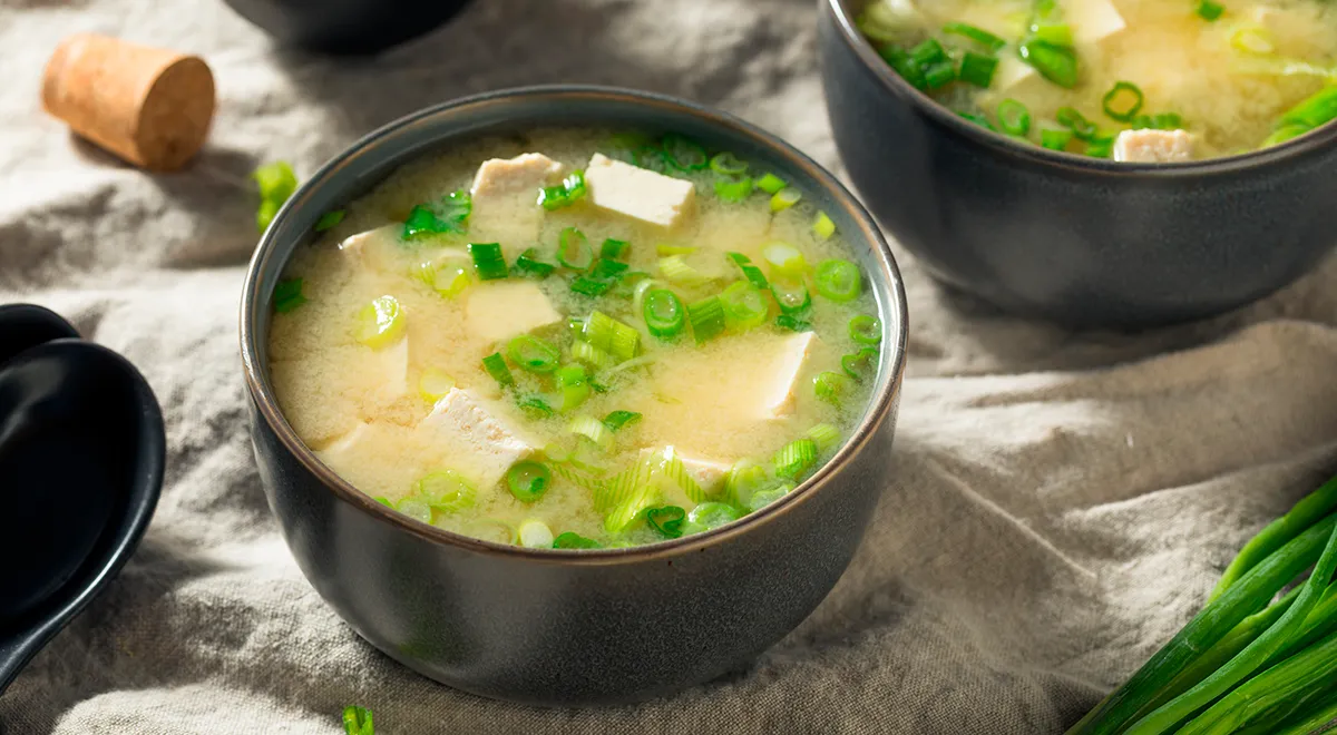 Быстрые супы на воде: 10 интересных рецептов с тофо, песто, горошком и даже вегетарианский том ям