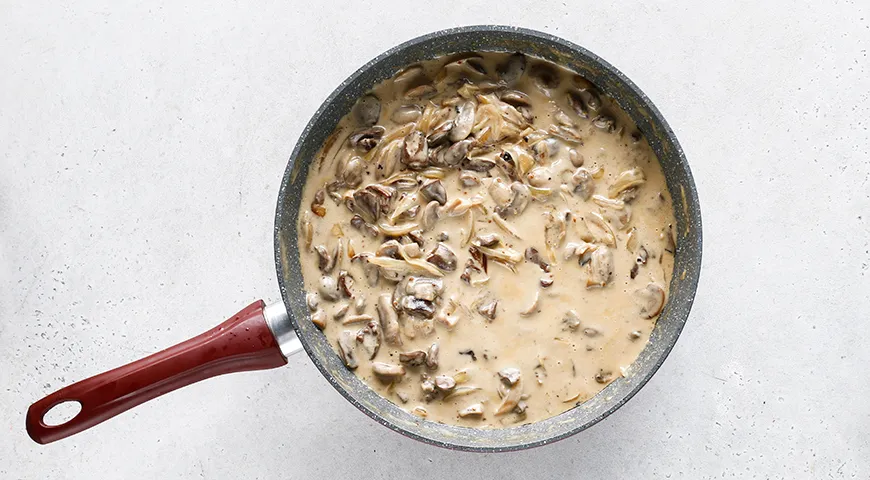 Куриные сердечки с грибами в сметане