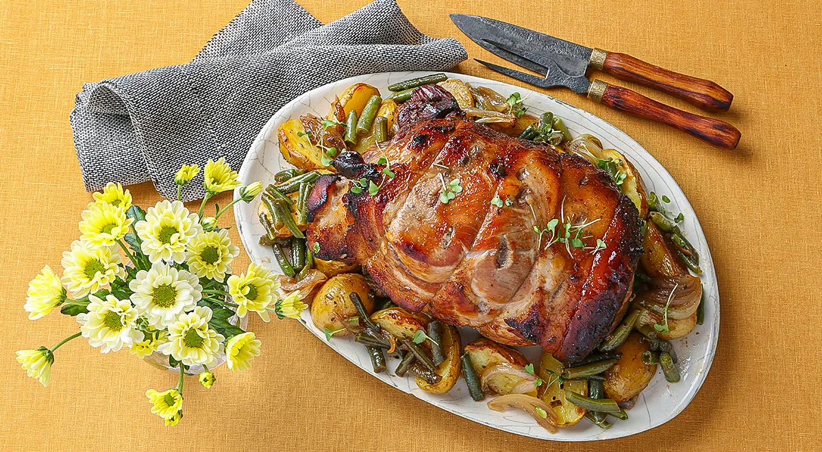 Свиная лопатка в медовой глазури с овощами