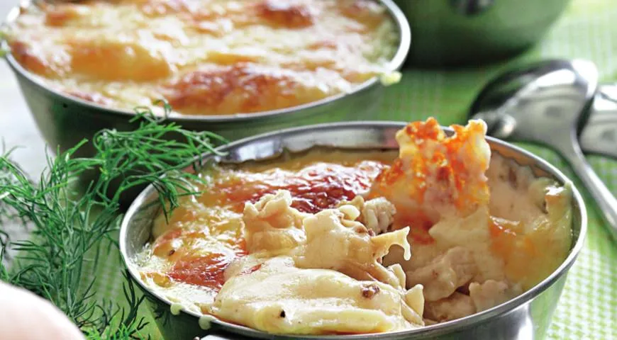 Жюльен с курицей, грибами и сыром в духовке