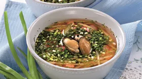 Холодный суп из ревеня с мидиями
