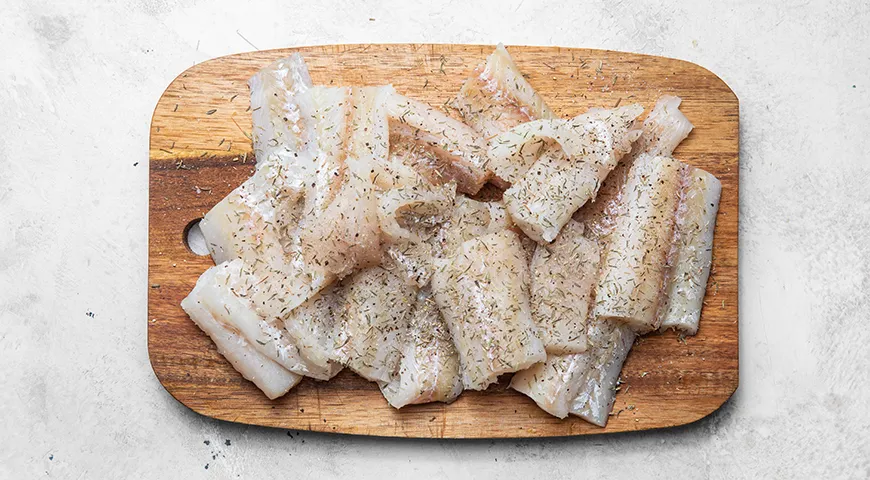 Минтай с рисом и овощами на сковороде