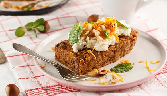 Морковный пирог с фундуком и творожным сыром