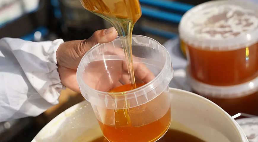 Настоящий мед по консистенции вязкий, искусственный продукт больше похож на варенье или сироп