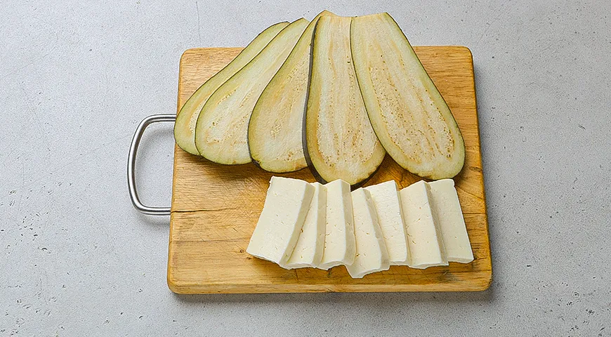 Салат из баклажана с булгуром и халуми
