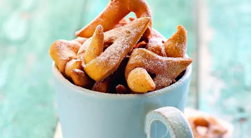 Хворост с корицей на сметане