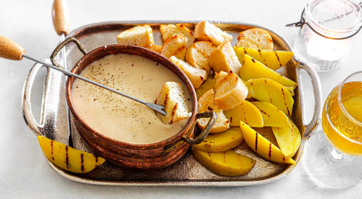 Фондю в домашних условиях, приправленный молотым мускатным орехом