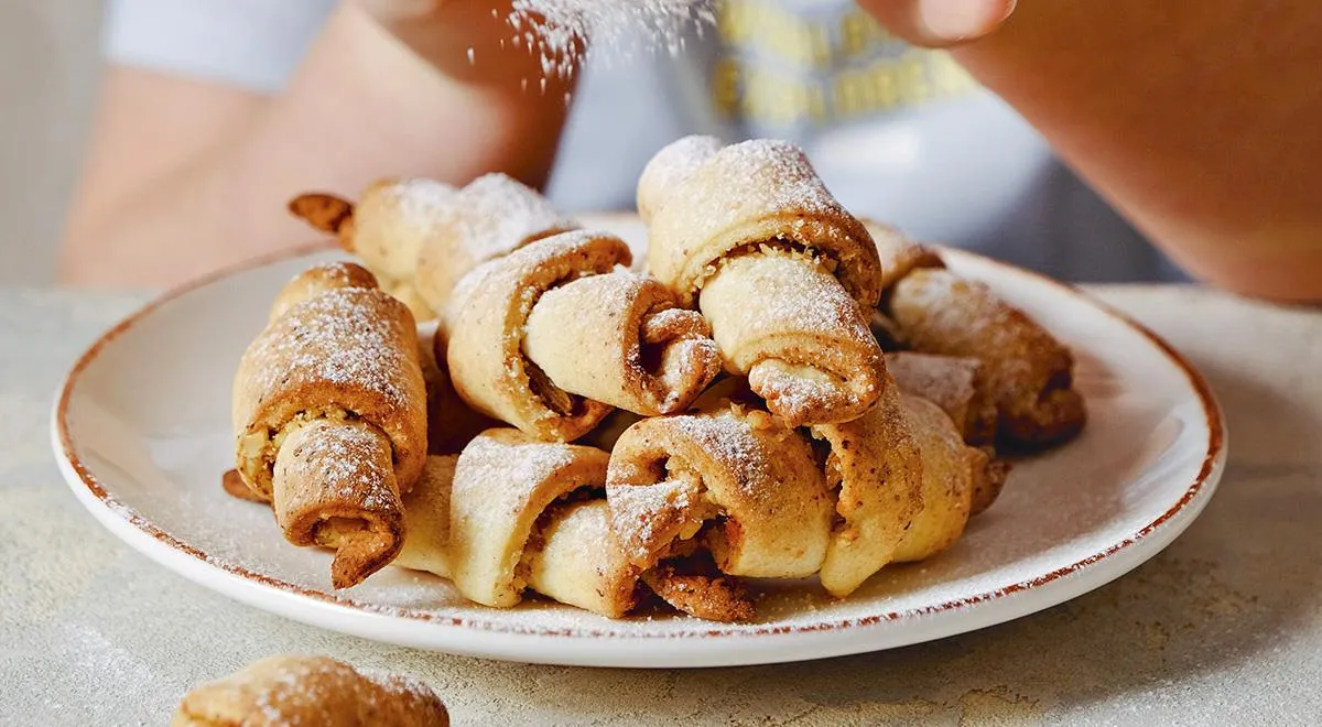 Рогалики с орехами и изюмом