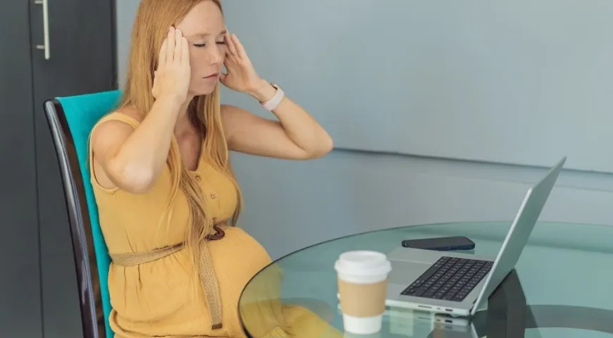 Среди поводов полностью исключить кофе во время беременности головная боль, тревожность, нарушения сна, тахикардия, повышенное АД