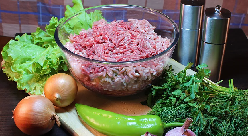 Котлеты удивят вас своим вкусом и сочностью, если добавить в фарш свежую зелень, пряности, лук и чеснок 