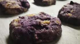 Фиолетовое печенье с белым шоколадом